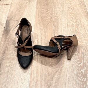 J Shoes Black and Tan Heels with Cross Straps, Size 7.5